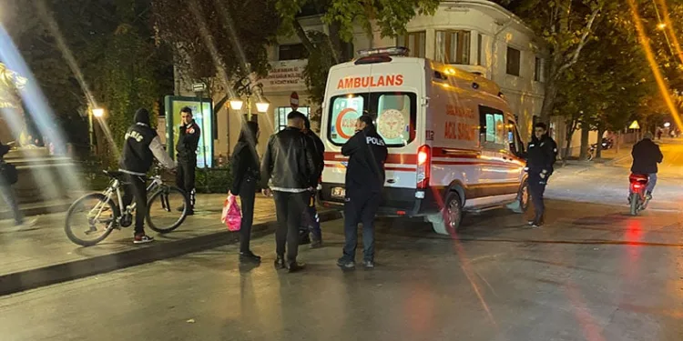Yanlış anlaşılma yüzünden cadde ortasında bıçaklanan genç ağır yaralandı