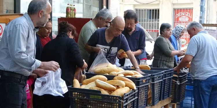 Mersin’de 4 liralık ekmek kapış kapış gidiyor