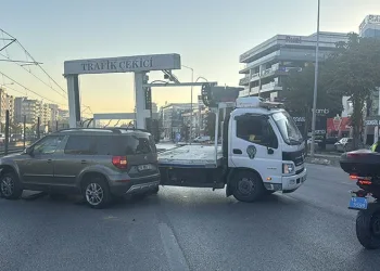 Fenalaşan sürücünün kullandığı otomobil 2 araca çarptı