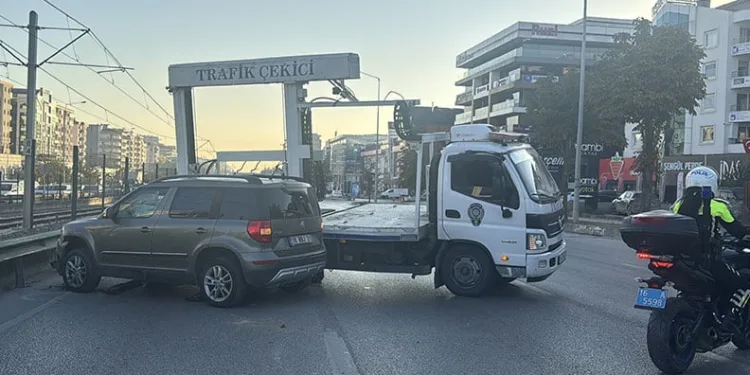 Fenalaşan sürücünün kullandığı otomobil 2 araca çarptı