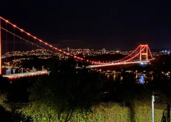 İstanbul’da köprüler turuncuya büründü