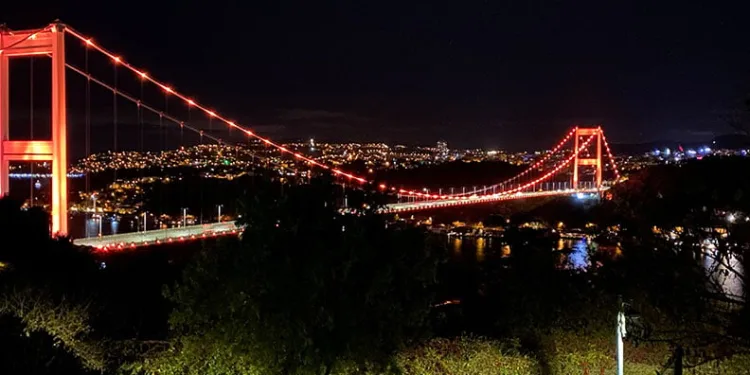 İstanbul’da köprüler turuncuya büründü