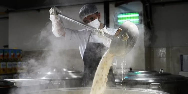 Öğrenciler günde 18 bin kişilik yemek üretiyor