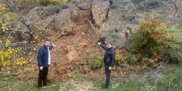 Toprak kaymaları ve dev yarıkların oluştuğu köyde korku hakim