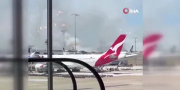 Yolcu uçağı Sydney Havalimanı’nda acil iniş yaparken pist yanında yangın çıktı