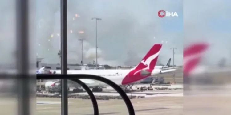 Yolcu uçağı Sydney Havalimanı’nda acil iniş yaparken pist yanında yangın çıktı