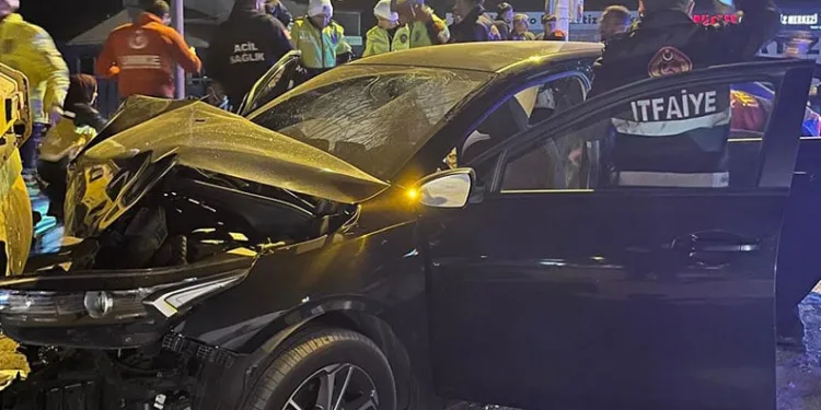 Tatvan’da otomobil iş makinesine çarptı: 4 yaralı