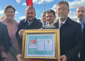 Bakan Yumaklı barınaktan köpek sahiplendi