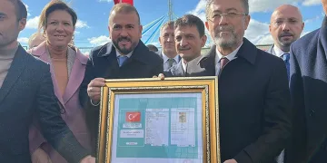 Bakan Yumaklı barınaktan köpek sahiplendi