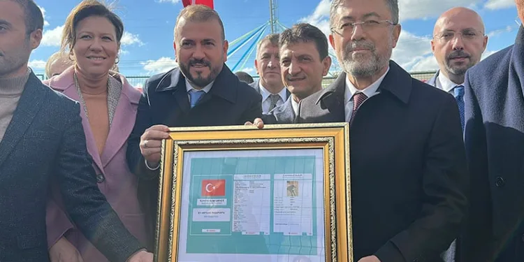 Bakan Yumaklı barınaktan köpek sahiplendi