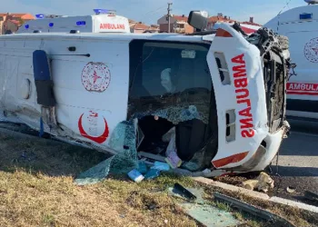 Ambulans kaza yaptı: 7 yaralı