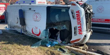 Ambulans kaza yaptı: 7 yaralı