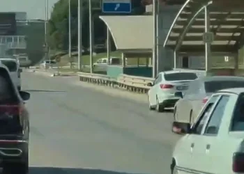 Bursa’da fenalaşan sürücü bariyerlere çarparak durabildi