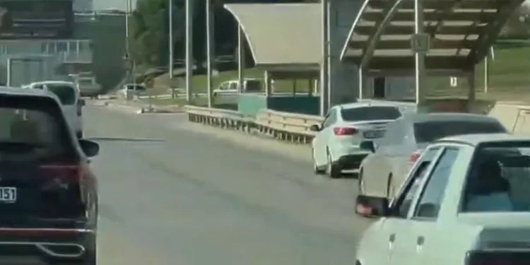 Bursa’da fenalaşan sürücü bariyerlere çarparak durabildi