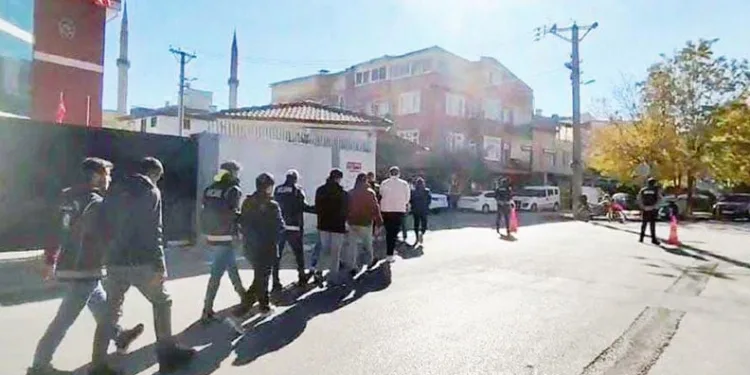 23 düzensiz göçmen ile 2 insan kaçakçısı yakalandı