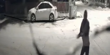 Elazığ’da depoya taşlı saldırı kameraya yansıdı