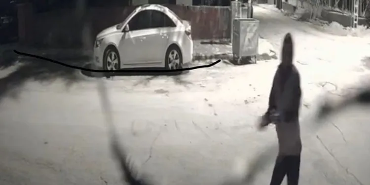 Elazığ’da depoya taşlı saldırı kameraya yansıdı