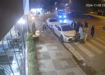 Bursa’da scooter sürücüsü kapıya çarptı