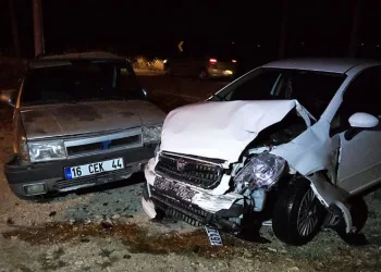 Bursa’da iki otomobil kafa kafaya çarpıştı: 6 yaralı