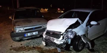 Bursa’da iki otomobil kafa kafaya çarpıştı: 6 yaralı