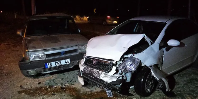 Bursa’da iki otomobil kafa kafaya çarpıştı: 6 yaralı
