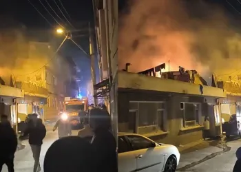 Bursa’da tek katlı ev alev alev yandı