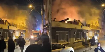 Bursa’da tek katlı ev alev alev yandı