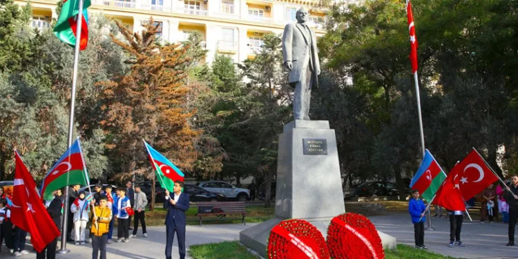 Atatürk, Bakü’de 86. yılında anıldı