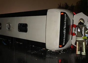 Esenler’de yolcu otobüsü yan yattı: 2 ölü, 15 yaralı