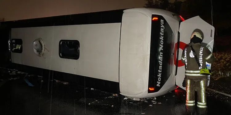 Esenler’de yolcu otobüsü yan yattı: 2 ölü, 15 yaralı