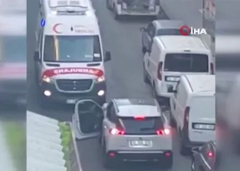 Ambulansa yol vermeyen sürücü kamerada