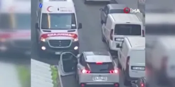 Ambulansa yol vermeyen sürücü kamerada