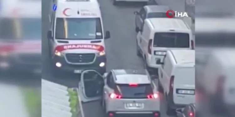 Ambulansa yol vermeyen sürücü kamerada