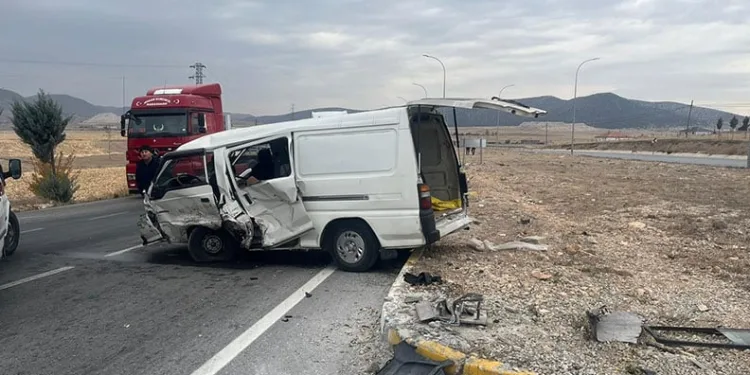 Refüje çarpan minibüste 6 kişi yaralandı