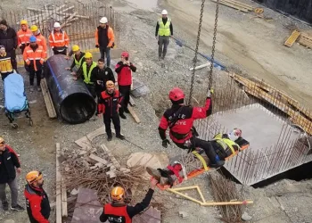 İnşaat şantiyesinde yüksekten düşen genç işçi yaralandı