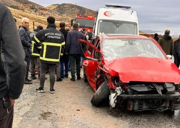 Otomobille kamyonet kafa kafaya çarpıştı: 8 yaralı