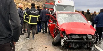 Otomobille kamyonet kafa kafaya çarpıştı: 8 yaralı