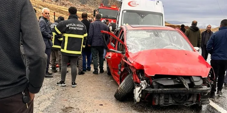 Otomobille kamyonet kafa kafaya çarpıştı: 8 yaralı