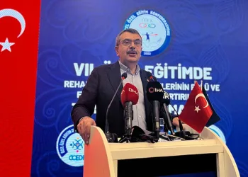 Van’da öğrencileri için hatıra kitabı hazırlayan öğretmene bakanlık ödülü