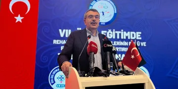 Van’da öğrencileri için hatıra kitabı hazırlayan öğretmene bakanlık ödülü