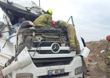 Bandırma’da trafik kazası: Sürücü sıkıştığı yerden kurtarıldı