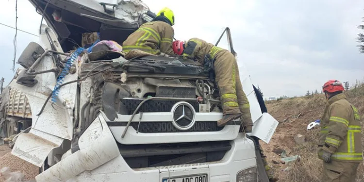 Bandırma’da trafik kazası: Sürücü sıkıştığı yerden kurtarıldı