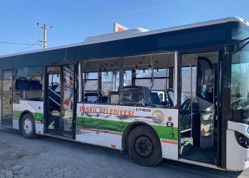 Elazığ’da halk otobüsü ile tır çarpıştı: 6 yaralı