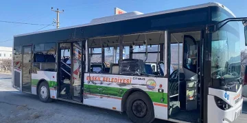 Elazığ’da halk otobüsü ile tır çarpıştı: 6 yaralı