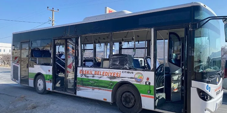 Elazığ’da halk otobüsü ile tır çarpıştı: 6 yaralı