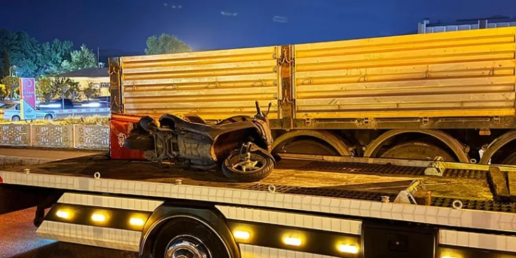 Burdur’da hafif ticari araç ile çarpışan motosikletli kurye hayatını kaybetti