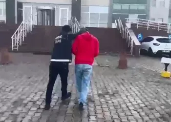 Kars’ta İranlı kuryeyi ayağındaki büyük ayakkabılar ele verdi