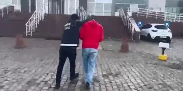 Kars’ta İranlı kuryeyi ayağındaki büyük ayakkabılar ele verdi