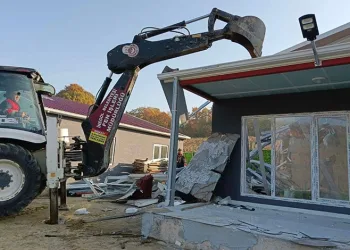 İnegöl’de kaçak yapılar yıkılıyor
