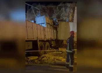 Ayağını ahşap kesme makinesine kaptıran işçi yaralandı